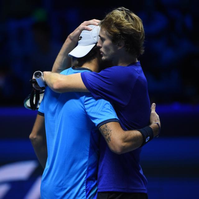 世界杯官方直播平台-贝雷蒂尼伤退送兹维列夫首胜 辛纳或提前登场？