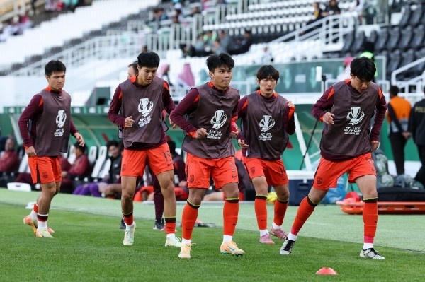 世界杯直播下载-缺中锋的海港，跟少边锋的申花，哪一个更强？