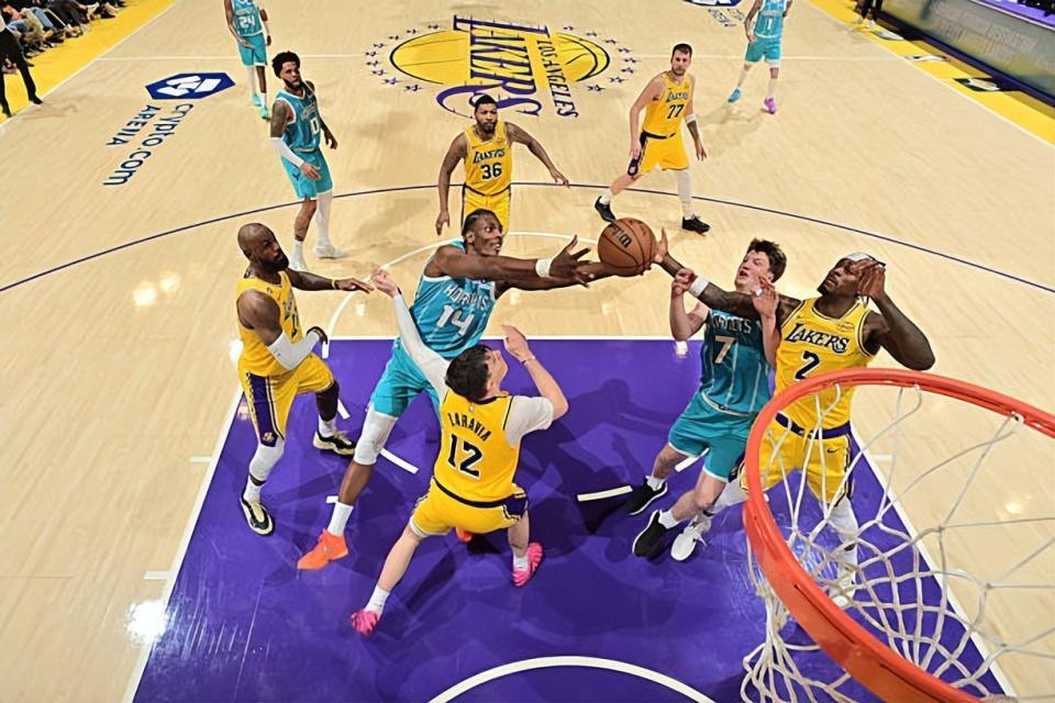 世界杯官方直播平台-还没找到说明书？湖人对于锋线大闸的使用依然存在着明显的问题？